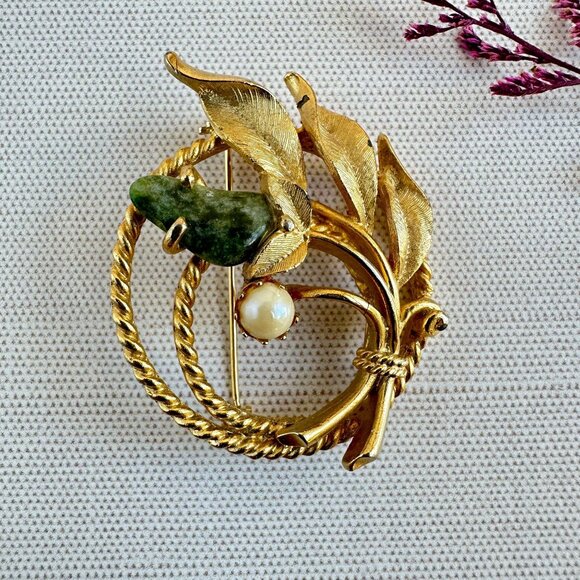 Vintage 1966 Sarah Coventry Brooch Jade Garden, Wreath and Leaf Design 2" x 1.75 - Picture 1 of 7